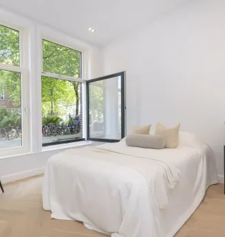 Totaal gerenoveerd benedenhuis