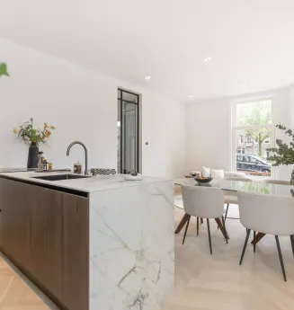 Totaal gerenoveerd benedenhuis